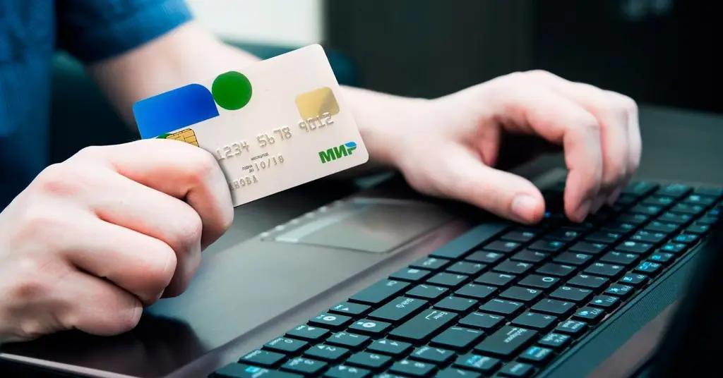 Бюджетные выплаты в России до конца года переведут на национальную платежную карту Мир