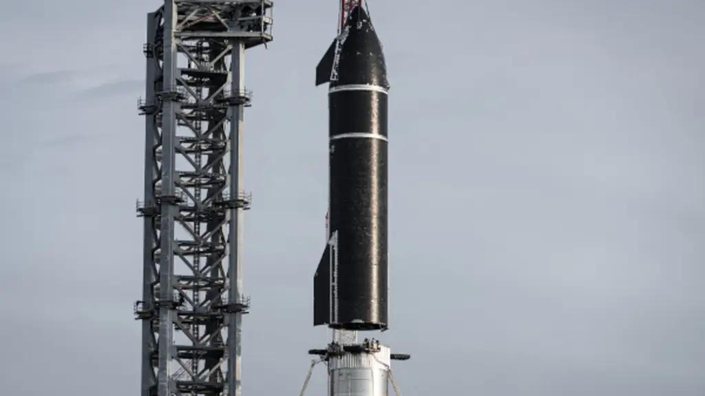 SpaceX собрала самую высокую ракету в истории