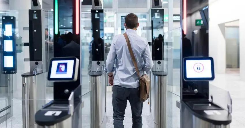 Премьер потребовал внедрить электронные ворота в «Манасе» до конца года