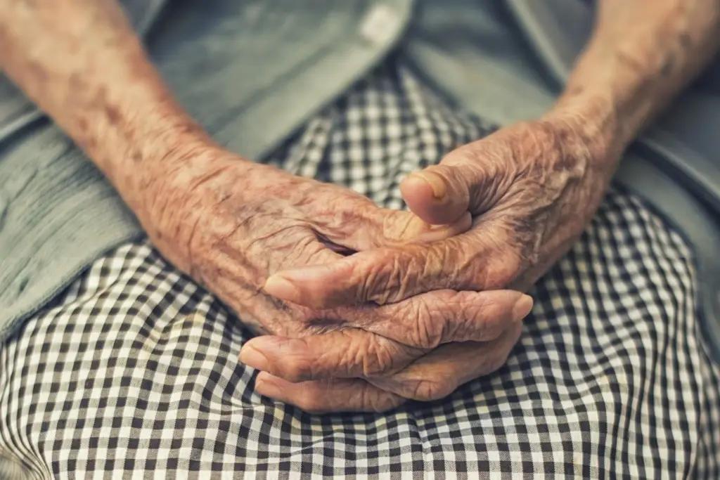 В КР уязвимым гражданам начнут выдавать социальные талоны