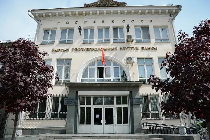 На курс сома давит неопределенность на внешних финансовых рынках — НБ КР