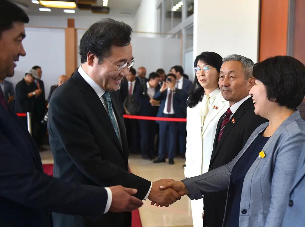 Премьер-министр Республики Корея прибыл в Кыргызстан