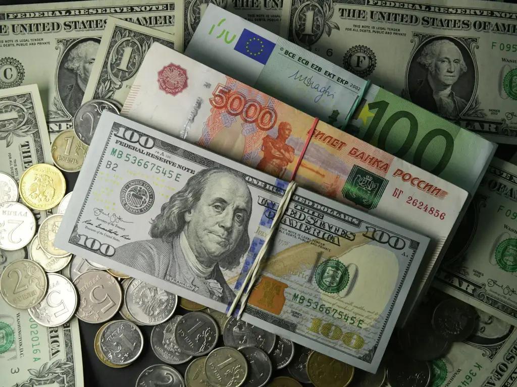 Спрос на валюту на межбанковских торгах сократился на 54%