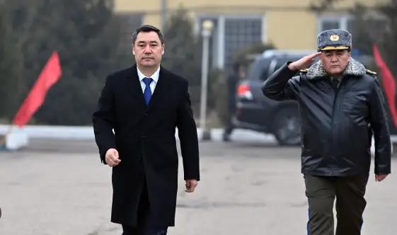 Садыр Жапаров ознакомился с ходом строительства жилых домов в Баткенской области