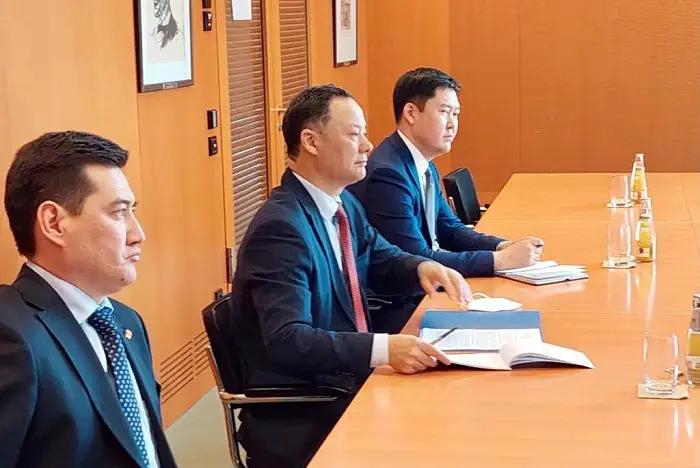 Казакбаев на переговорах в Германии обсудил возможность смягчения визового режима для граждан КР