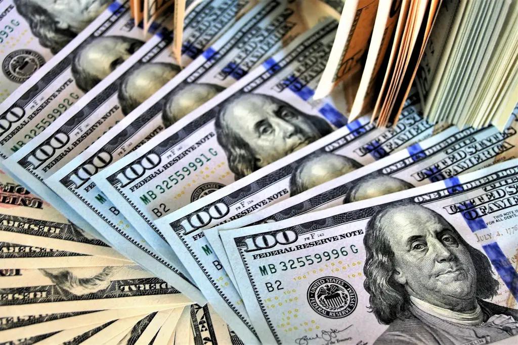 На межбанковских торгах банки КР купили $350 тысяч
