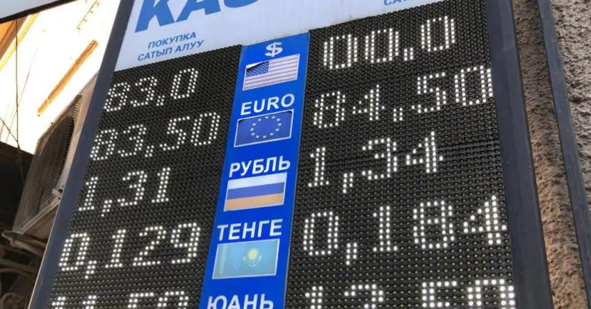 В обменках Бишкека наблюдается дефицит наличного доллара