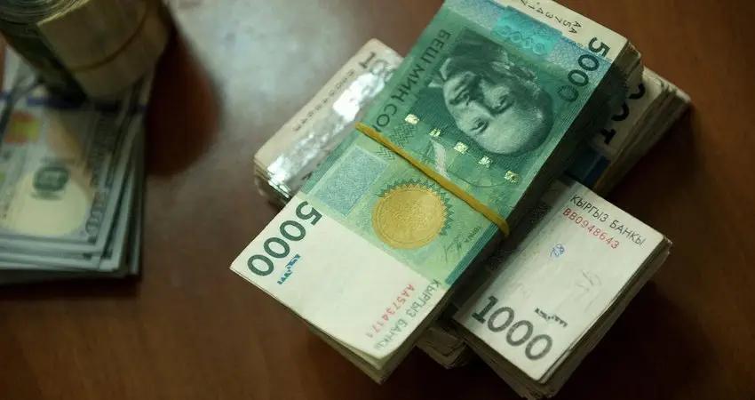 Сом укрепился по отношению к евро, рублю и тенге. Курс НБ КР