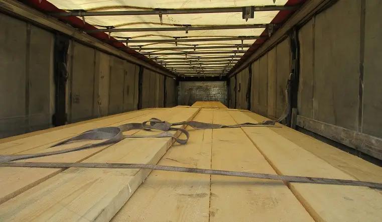 В России бизнесмена, пытавшегося вывезти лес в КР, приговорили к штрафу