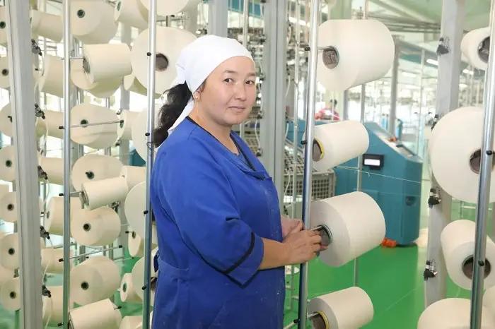 В КР запускают первое производство джинсовой одежды