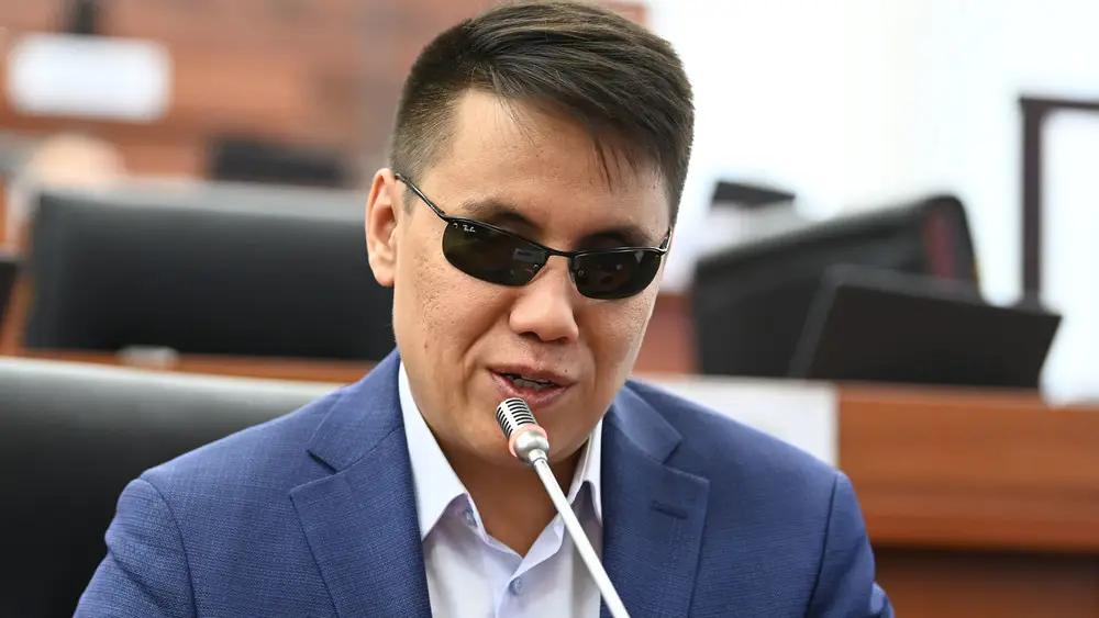 Бекешев попросил оформить подаренные квартиры соцработников