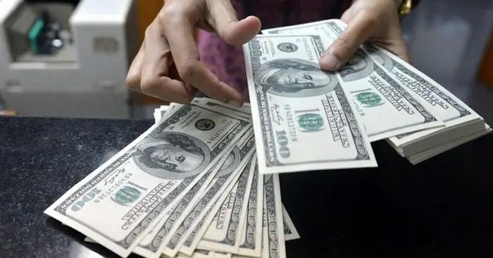 Курс доллара на межбанковских валютных торгах опустился до 82 сомов