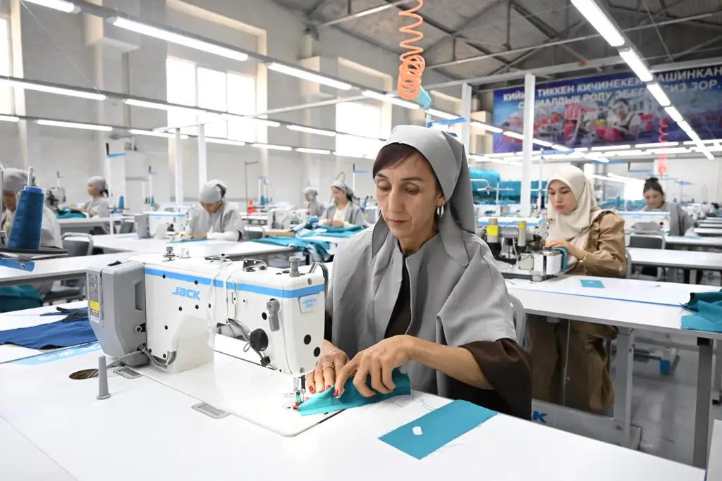 Открытие швейной фабрики в Чаткале вернуло 27 семей трудовых мигрантов