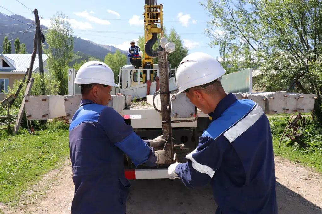 В Ак-Суйском районе более 300 старых деревянных опор заменят на новые