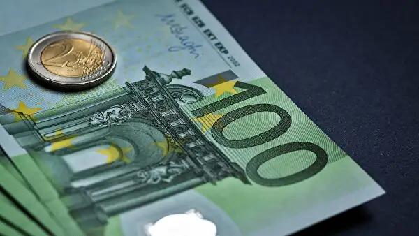 Стоимость евро снова выросла — уже 90.2 сома
