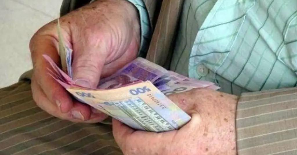 Государственным и муниципальным служащим намерены сократить пенсии