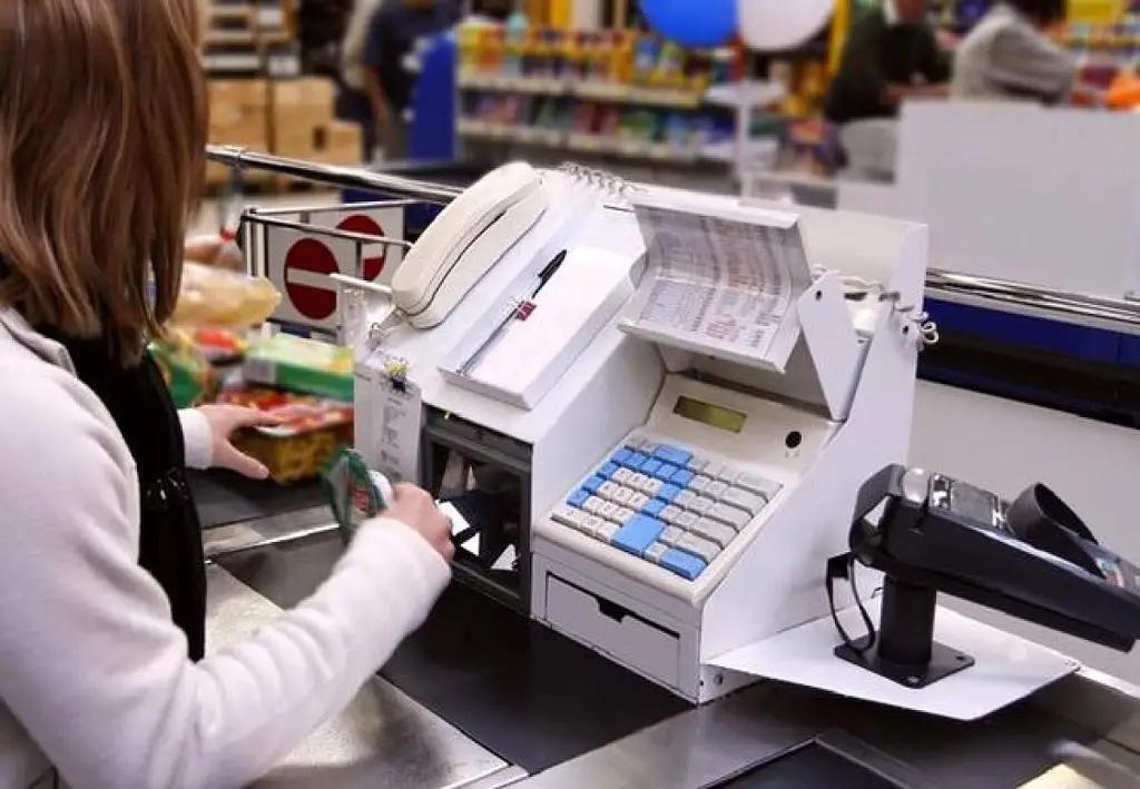 Объем розничных продаж в Кыргызстане снизился на 17.3%