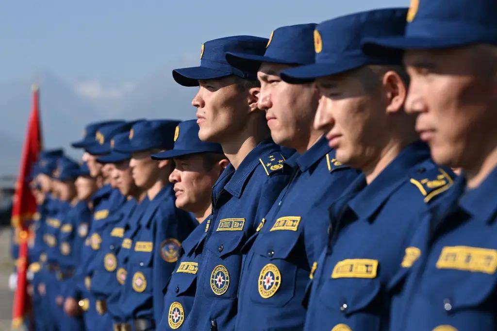 С сентября зарплата работников МЧС поднимется на 50% — Шамырканов