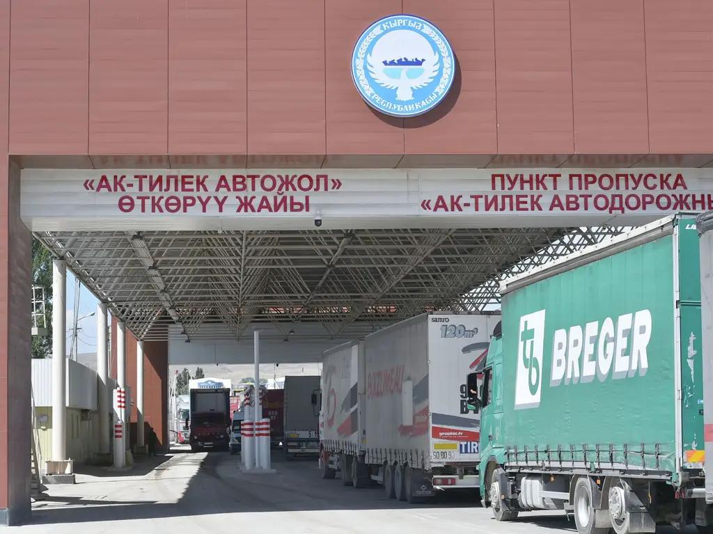 Для водителей фур, застрявших на границе, разбили палаточные пункты