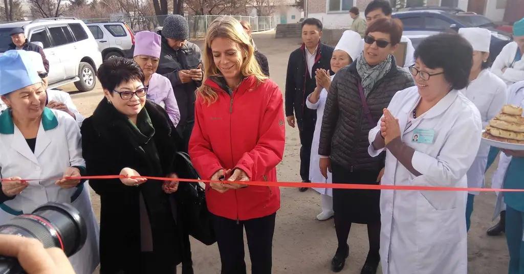 Швейцария подарила больницам КР медоборудование на 57 млн сомов