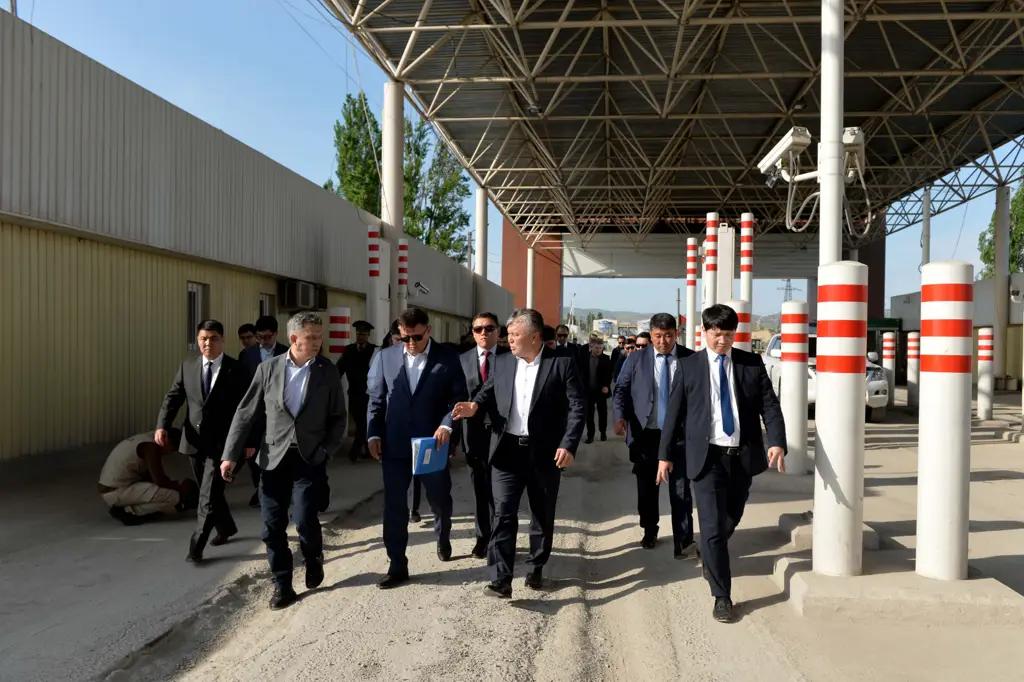 КР и РК обсудили строительство логистического центра на границе