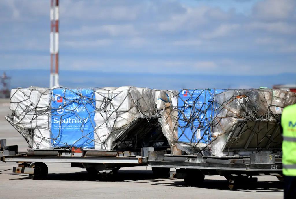 В КР доставлена первая партия вакцины «Спутник V»