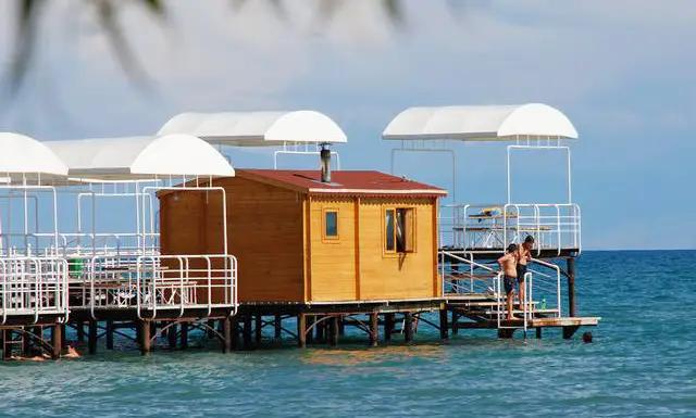 На пляжах Иссык-Куля хотят запретить бани, парные и выгул собак