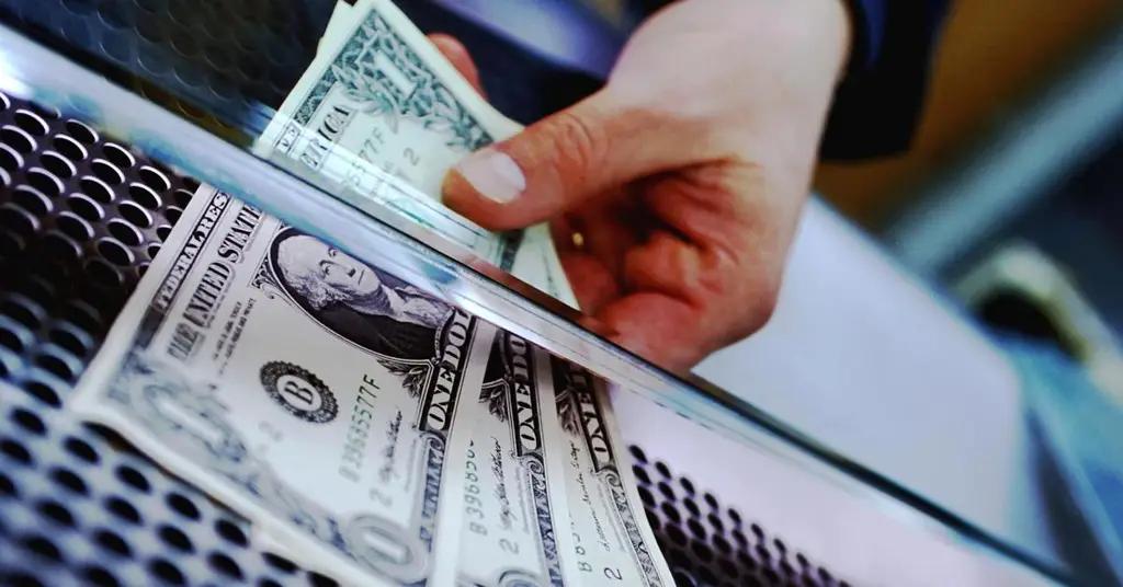 В мае приток денежных переводов в КР вырос почти на 40%