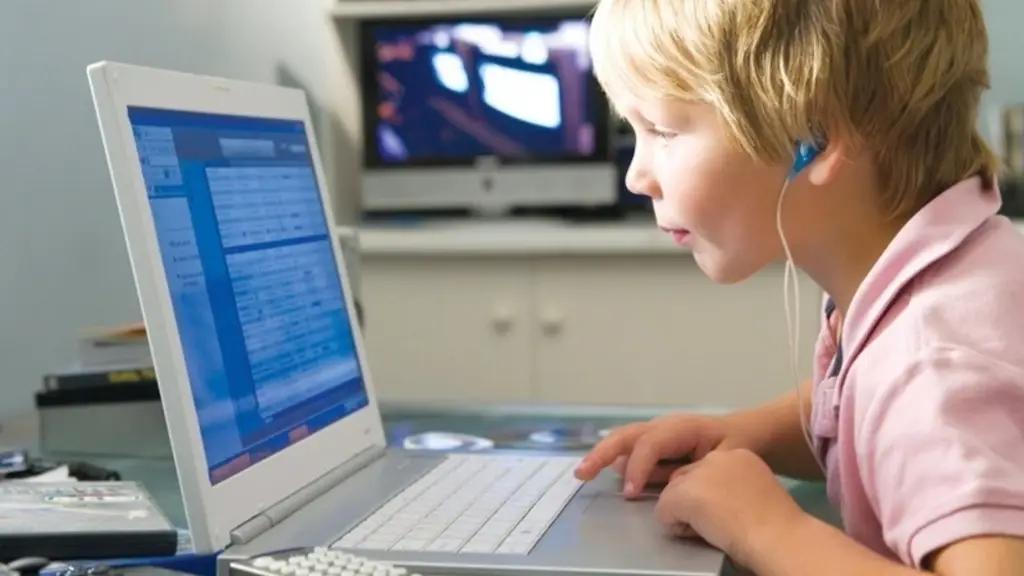 Школьники начнут дистанционное обучение с 8 апреля