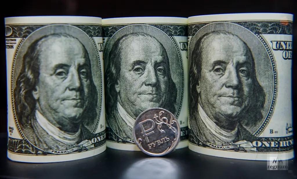 Центробанк обновил курс валют на завтра. Рубль укрепился