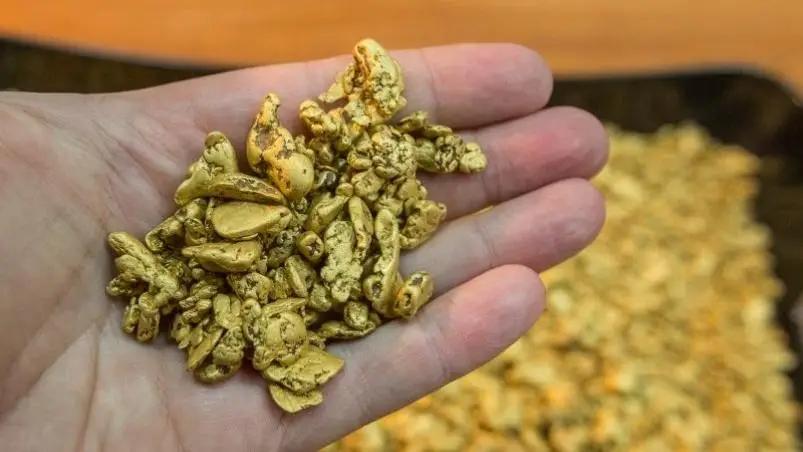 В мае казахстанцы купили золота весом 60.7 кг