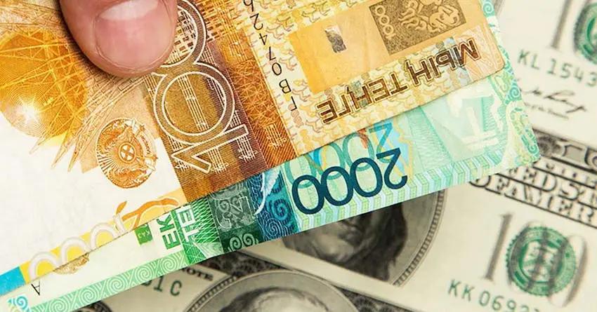 В Казахстане покупка доллара сократилась за год почти на 40%