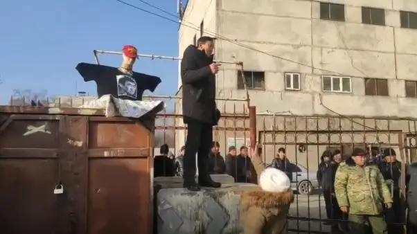 Торговец Ошского рынка угрожает самосожжением