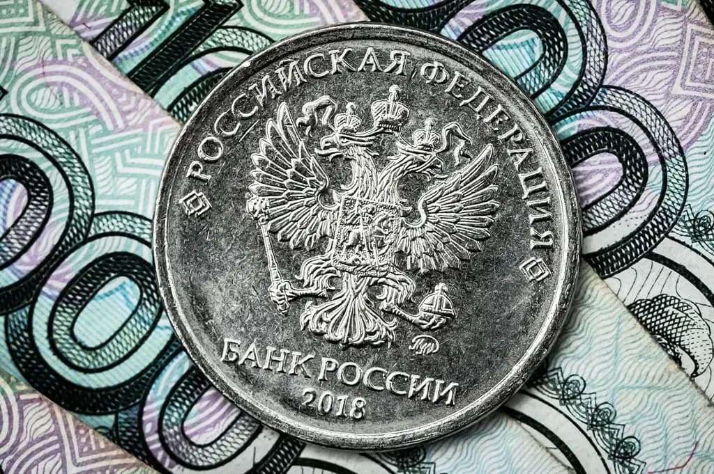 На Моссовете курс рубля вырос на 4%, а в комбанках упал