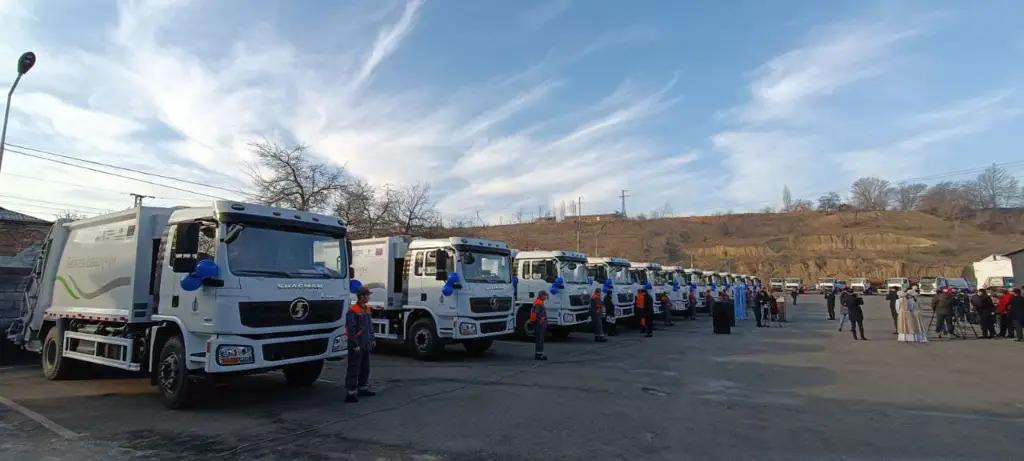 Ош получил новые мусороуборочные машины по проекту управления ТБО