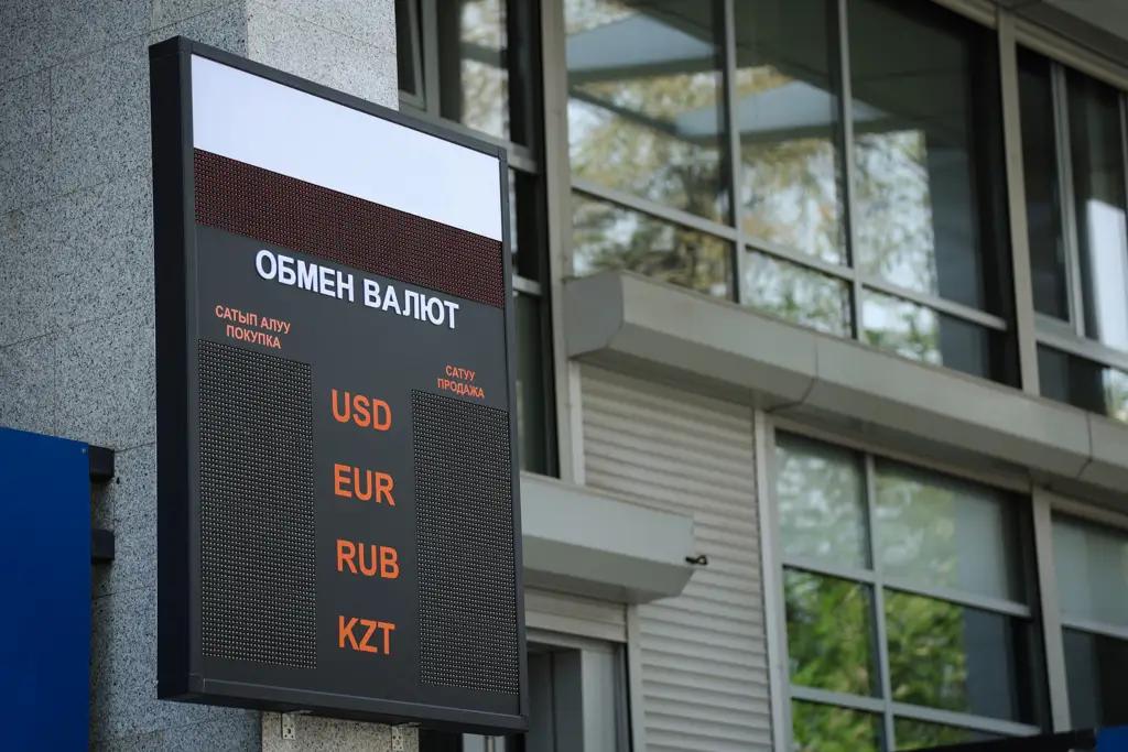 Рубль и тенге просели к сому. Нацбанк обновил курс на 27 мая