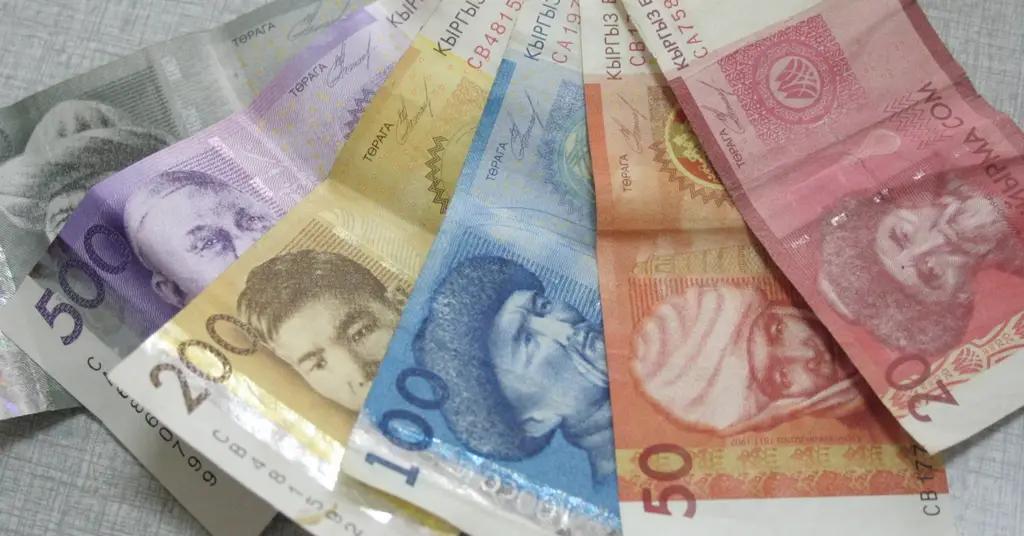 В феврале объем сомовых депозитов клиентов комбанков КР вырос на 45%