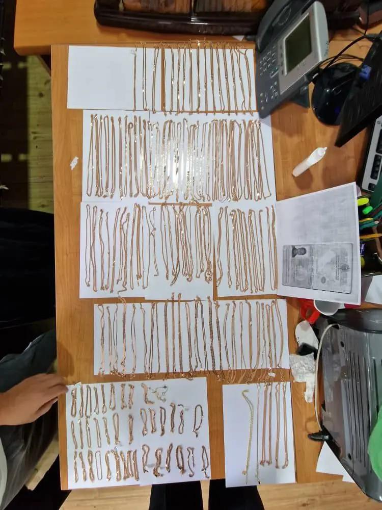 Контрабандистки попытались в обуви провезти золотые украшения