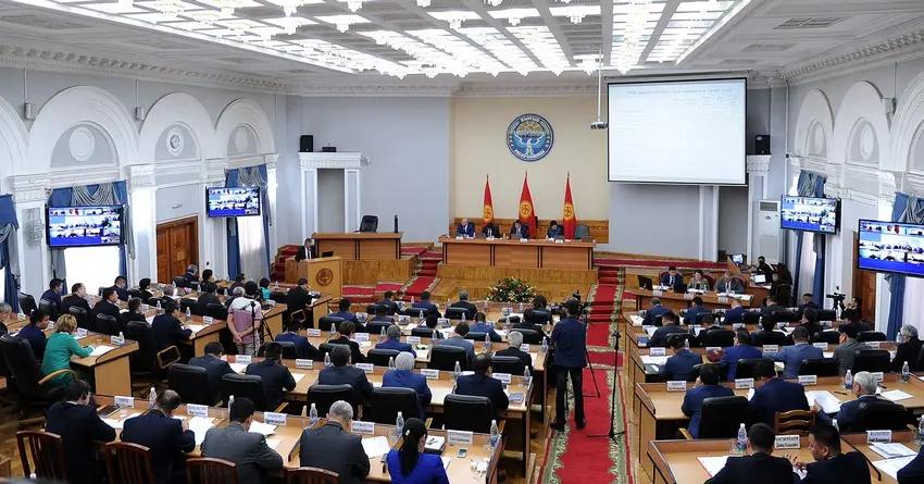 Правительство обещает в ближайшие 3 года сократить расходы госорганов на 14.8 млрд сомов