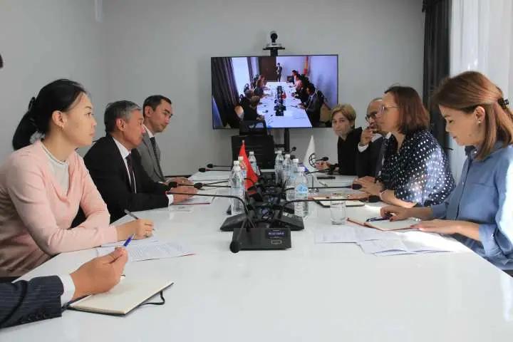 Глава Минфина КР встретился с представителями Всемирного банка