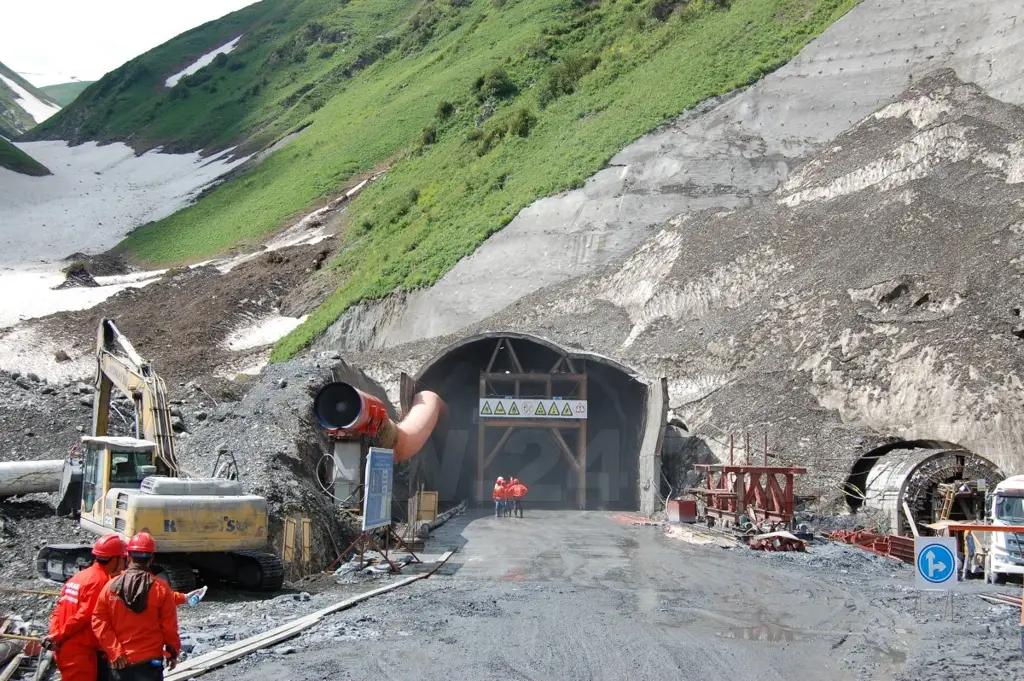 Подрядчики задолжали кыргызстанцам почти 14 млн сомов