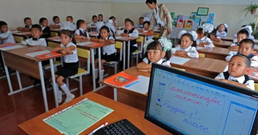 Почти полмиллиарда сомов выделили школам КР на закупку учебников, мебели и компьютеров в 2017 году