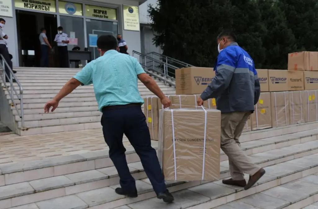 «Газпром Кыргызстан» передал кислородные концентраторы и СИЗ медучреждениям Оша