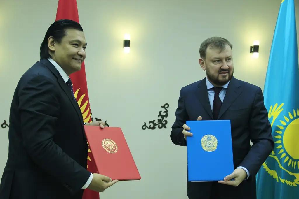 В КР и РК попробуют упростить передвижение граждан через госграницу