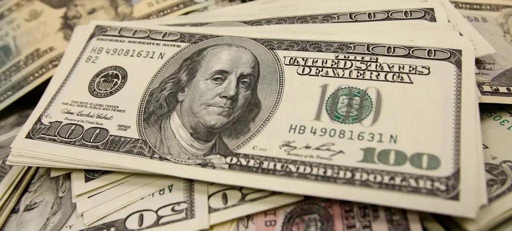 На валютных торгах доллар продают по 81 сому