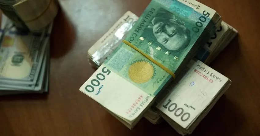 Сом укрепился ко всем основным валютам, кроме тенге
