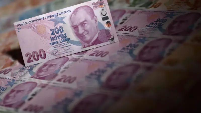 Турецкая лира обвалилась на фоне снижения ставки Центрального банка РТ