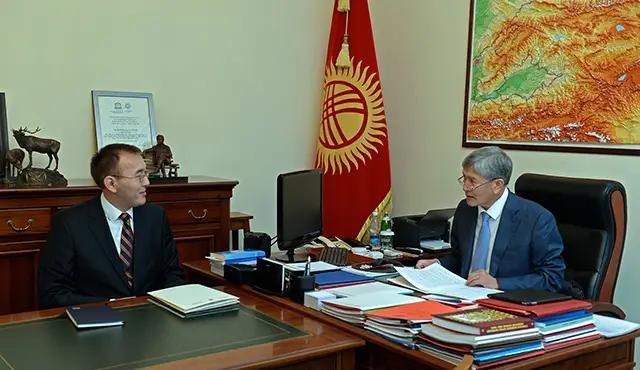 Атамбаев обсудил с председателем НБКР ситуацию на валютном рынке
