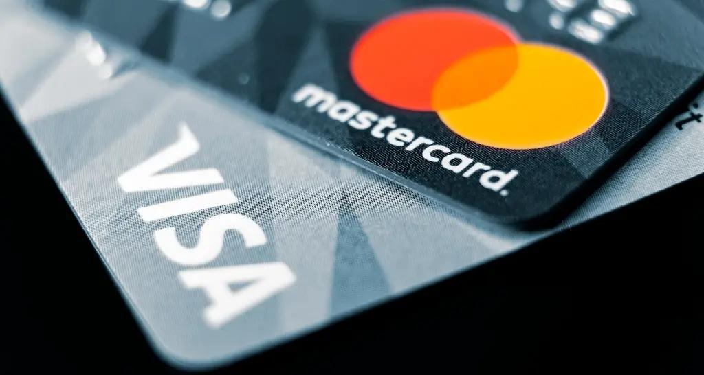 Кыргызстанцы стали чаще и больше обналичивать денег с карт