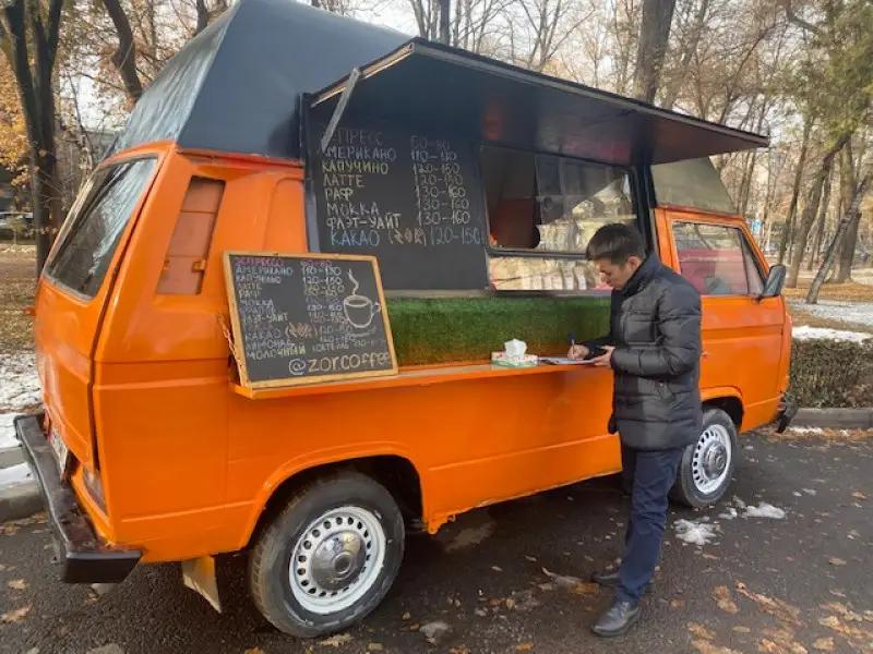 В Бишкеке в будках для продажи кофе незаконно продают ГСМ (обновлено)